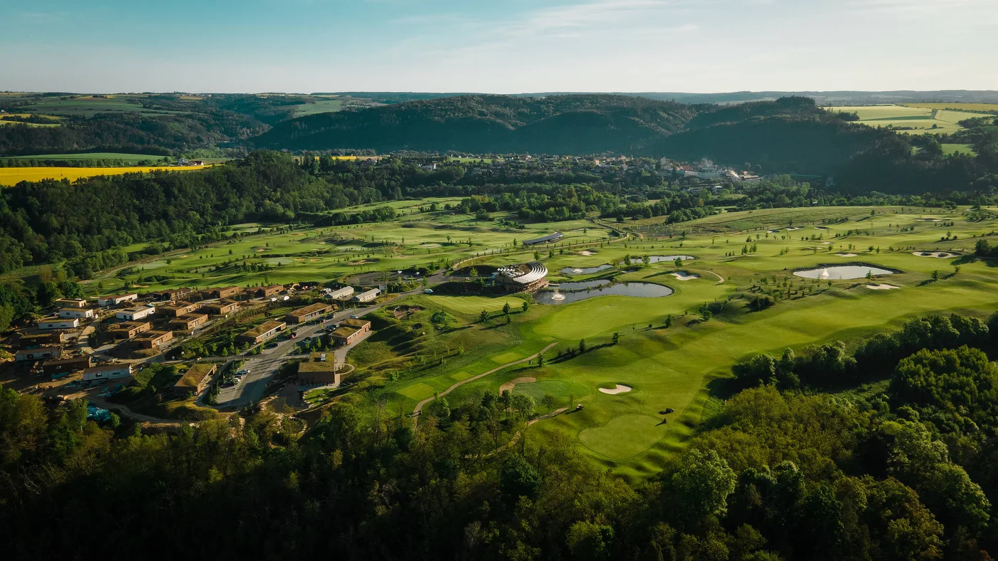 Panorama Golf Resort och golfbanan i Kácov sedda från luften