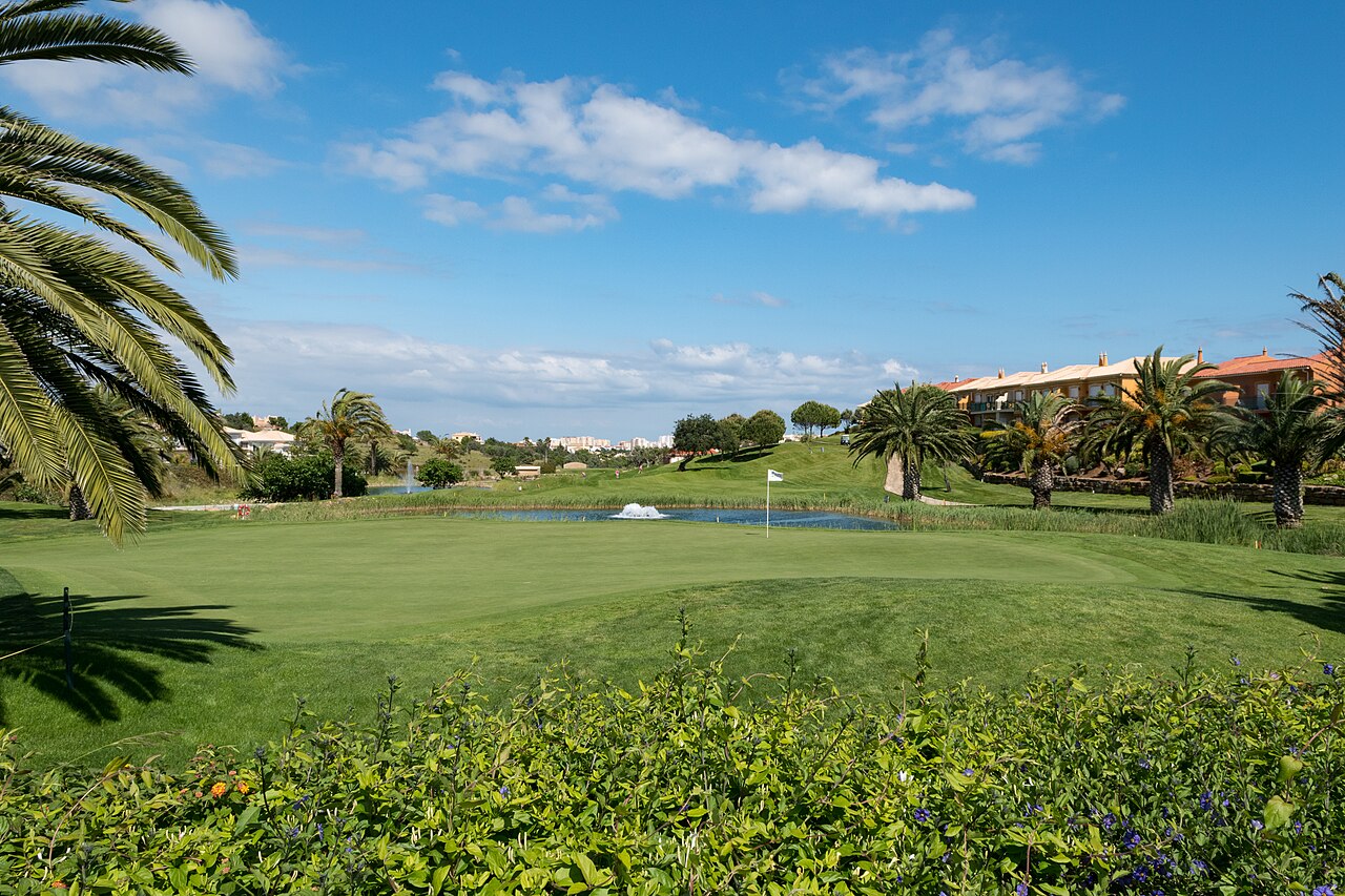 Gröna fairways och golfmiljö vid Lagos i Algarve, Portugal