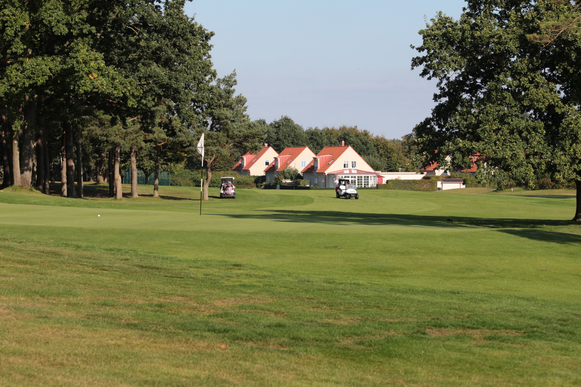 Green, träd och byggnader vid Barsebäcks golfklubb