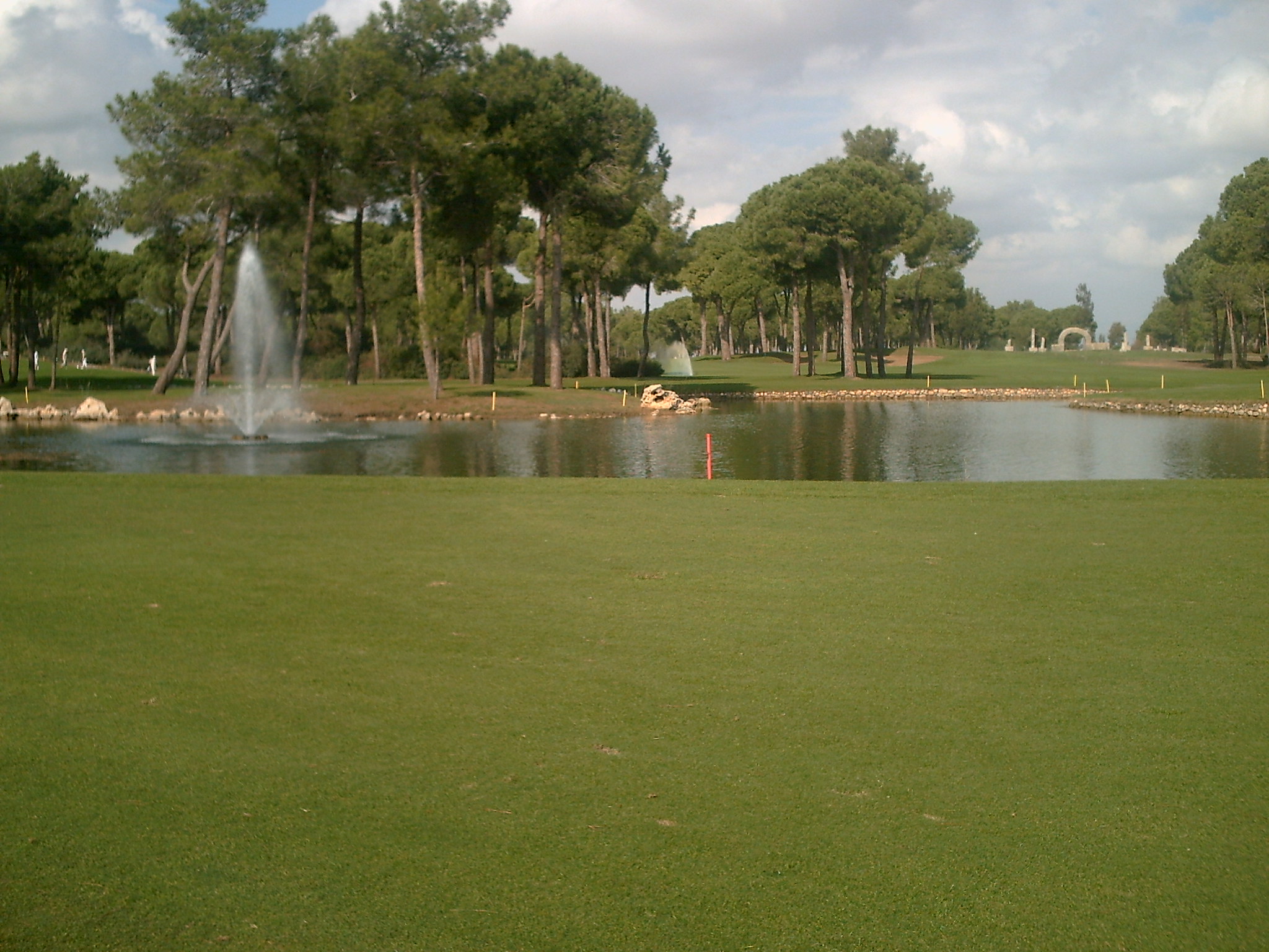 Golfbana med vattenhinder på Nobilis i Belek, Turkiet