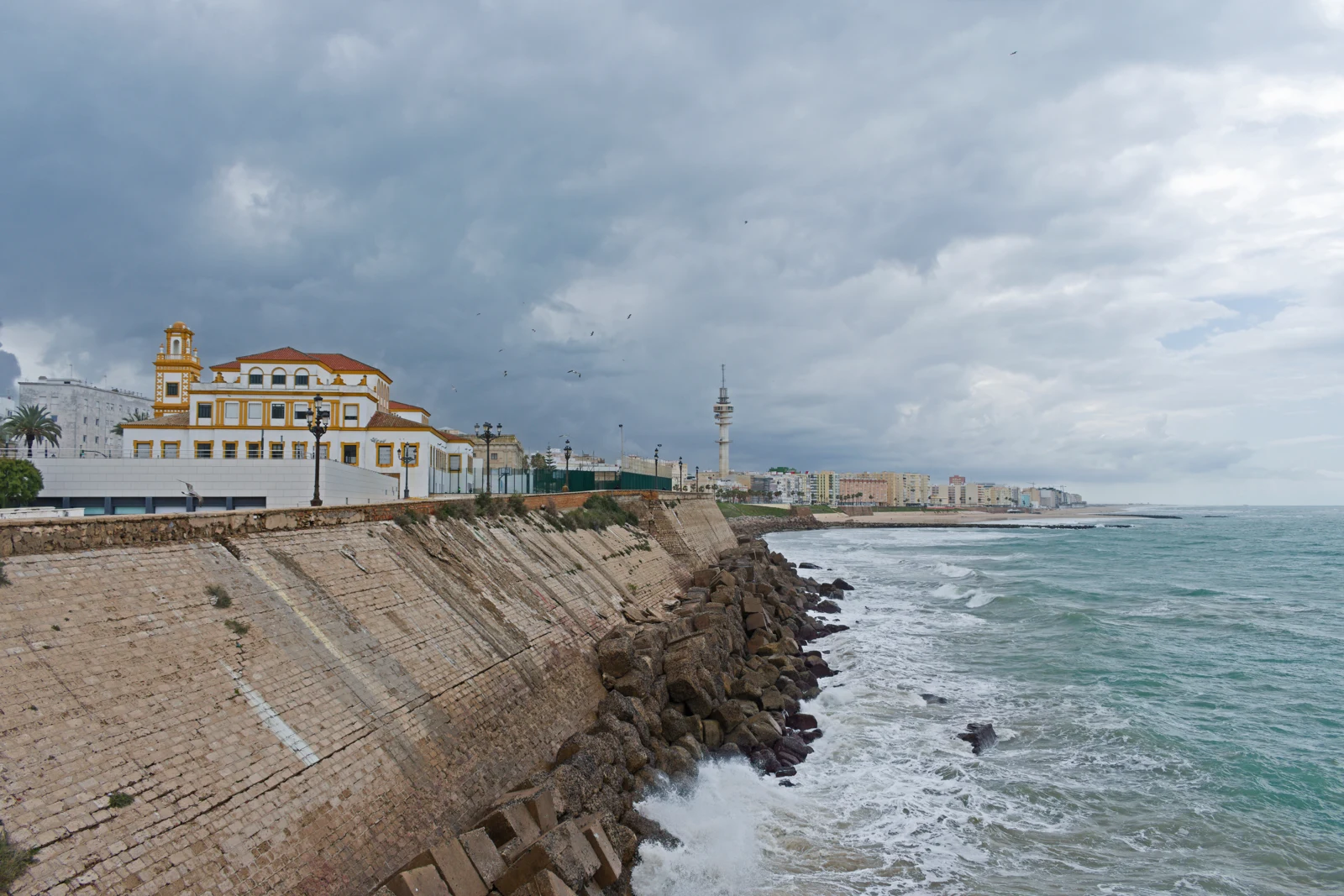 Stad och kust vid Cádiz på Costa de la Luz; områdesbild