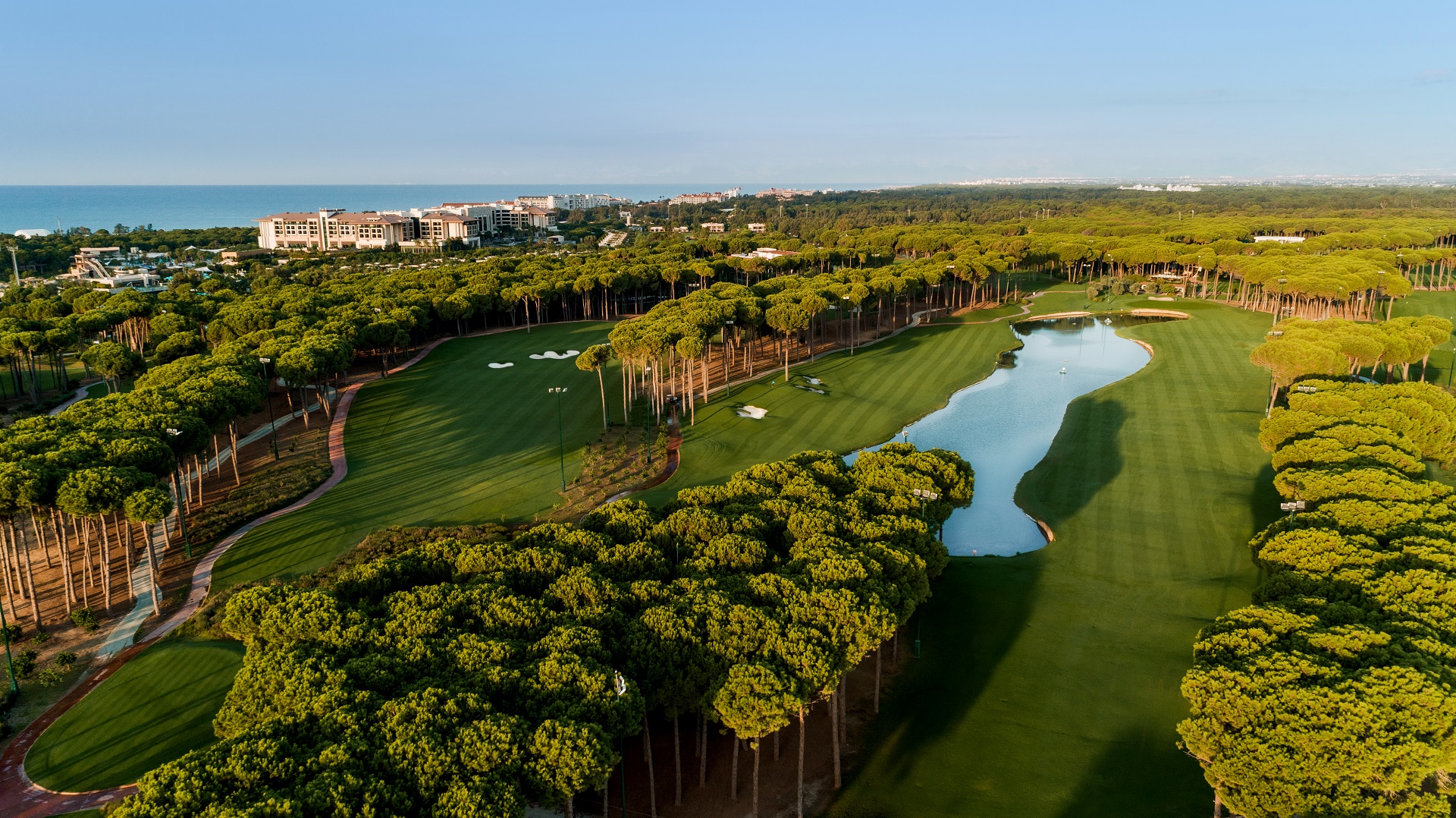 Golfbana med vattenhinder på Carya i Belek och havet i bakgrunden