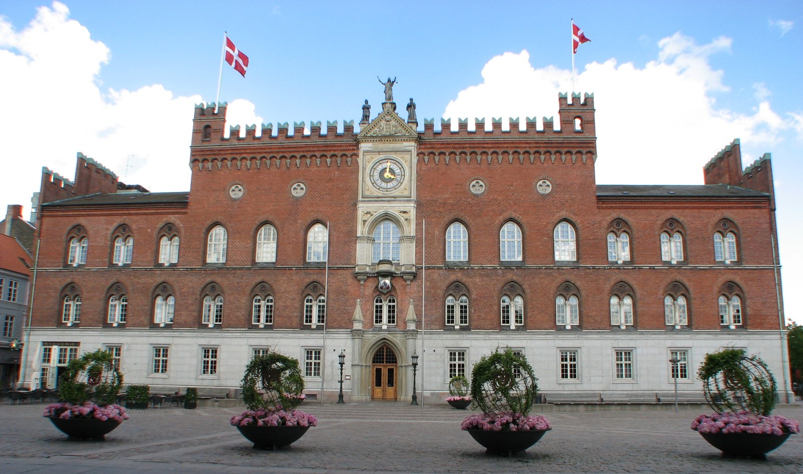 Rådhuset och stadsmiljön i Odense på Fyn; bilden visar inte en golfbana