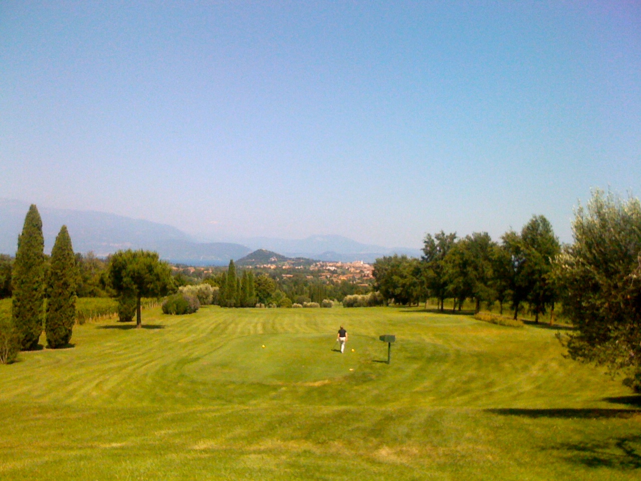 Fairway med träd och berg i bakgrunden på Gardagolfs Red Course
