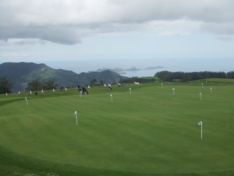 Golfbana med träd och utsikt på Santo da Serra på Madeira