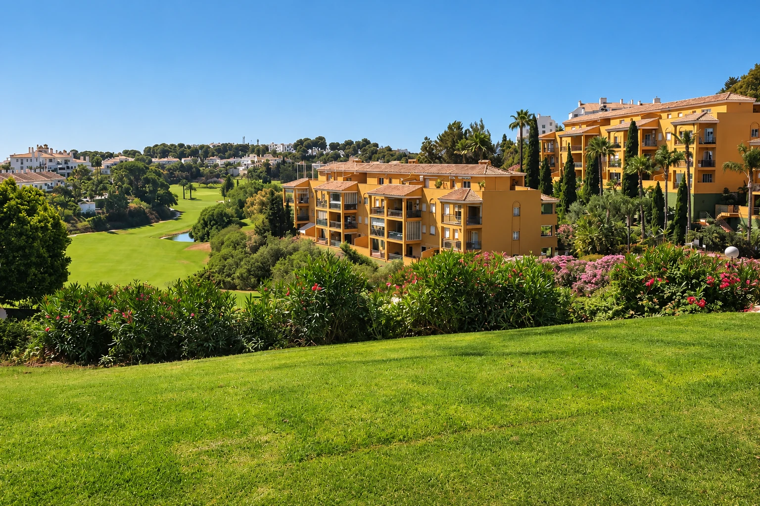 Utsikt över Miraflores Golf i Mijas med fairway, grönska och bebyggelse