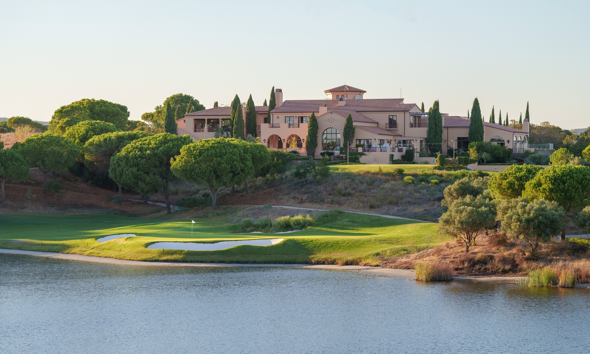 Monte Rei i Algarve med klubbhus, green och vatten