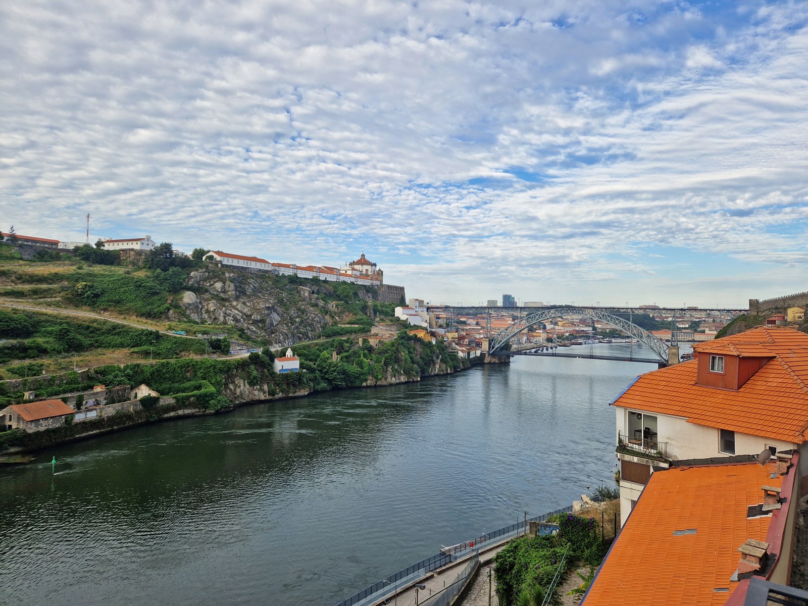 Douro och stadsmiljön i Porto i norra Portugal