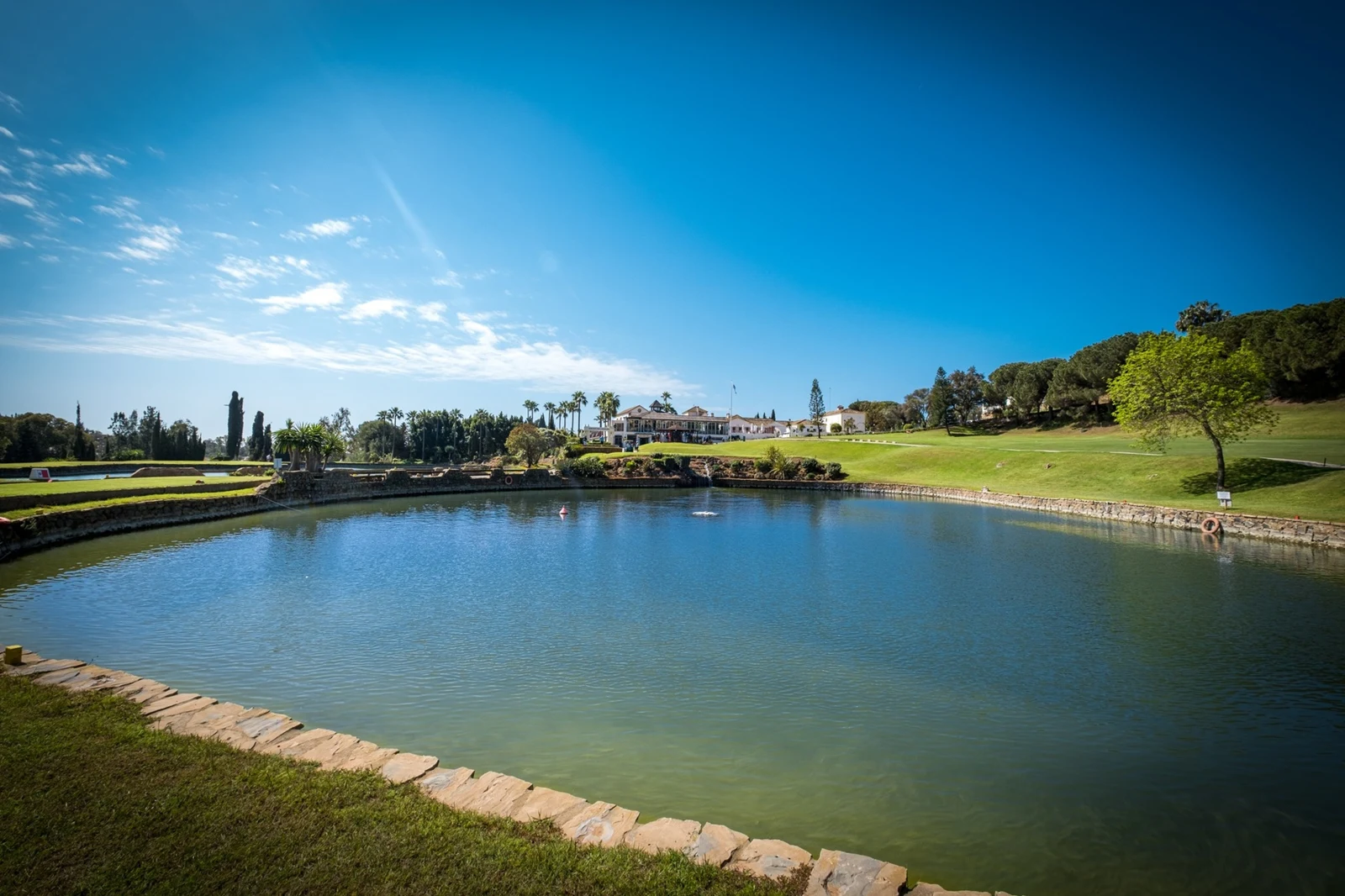 Golfbanan vid Santa María Golf Club i Elviria, öster om Marbella