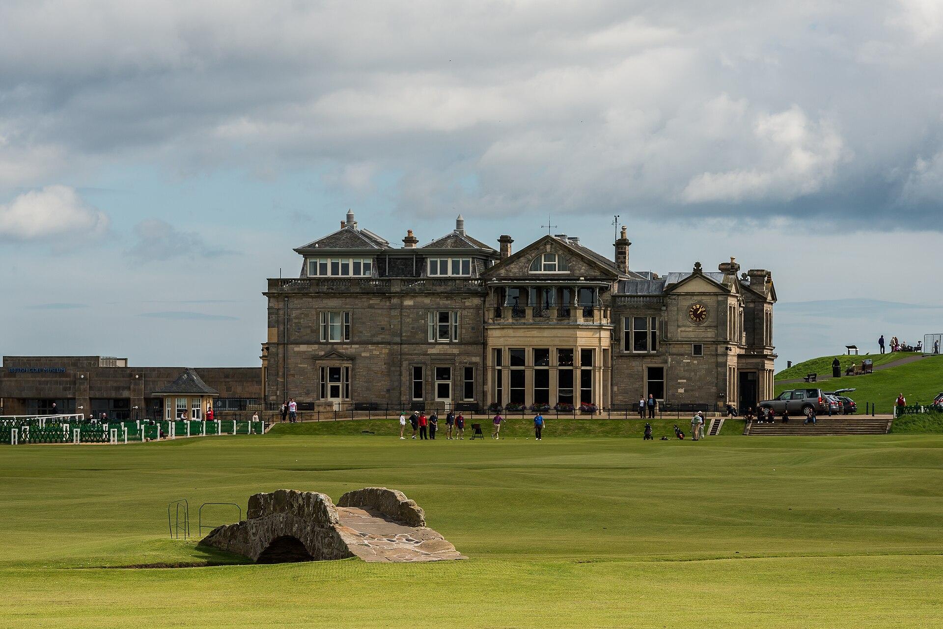 Swilcan Bridge och klubbhuset vid Old Course i St Andrews, Skottland