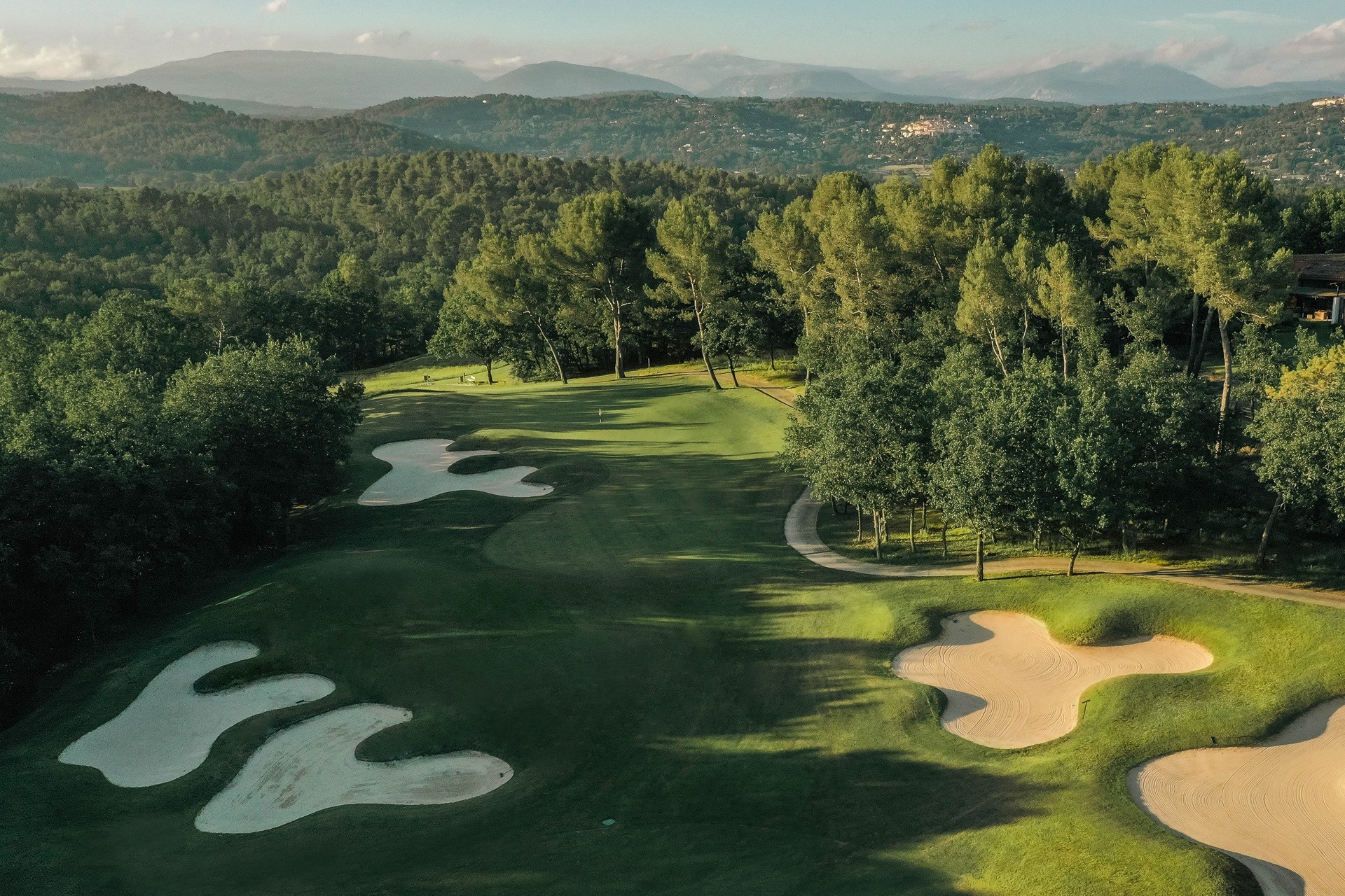Green och bunkrar omgivna av skog på Le Riou vid Terre Blanche i Provence